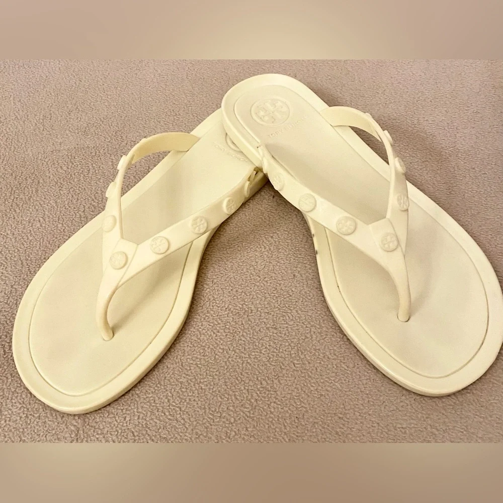Tory Burch Cream Yellow SZ 6M Quiet Luxury Studded Logo Jelly Thong Flip Flops